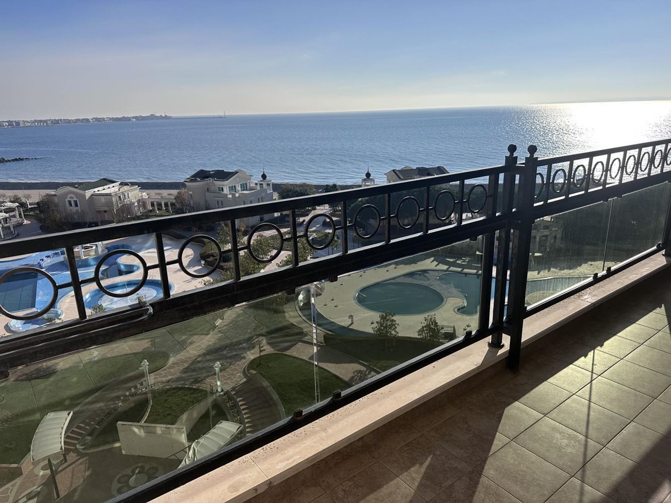 Mieszkanie z dwiema sypialniami w Pomorie z bezpośrednim widokiem na morze – luksusowe życie na pierwszej linii