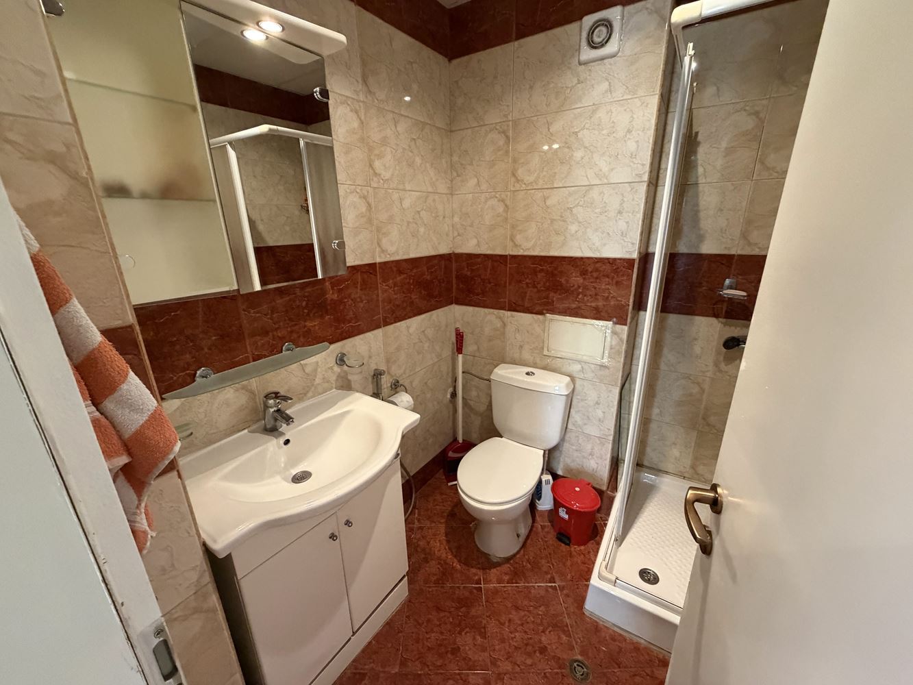 Apartament z jedną sypialnią, przestronnym tarasem i widokiem na morze w Sveti Vlas – 300 metrów od plaży