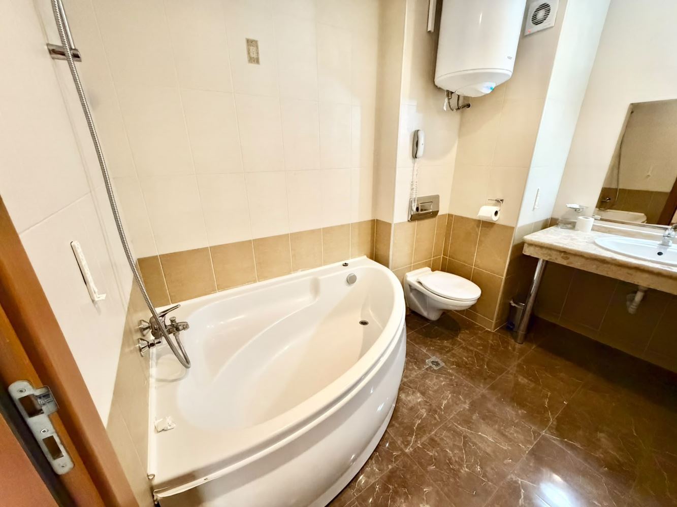 Przestronny apartament z jedną sypialnią i widokiem na morze na drugiej linii zabudowy w Słonecznym Brzegu
