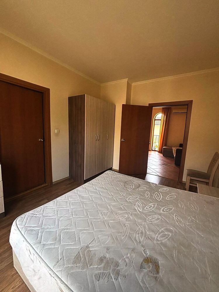 Jasny apartament z jedną sypialnią, dużym tarasem i widokiem na zieleń w Elenite