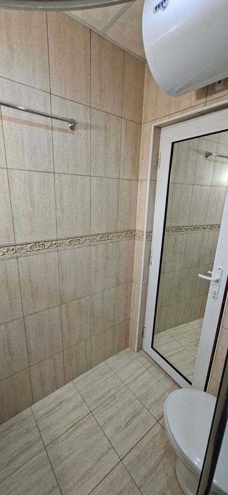 Komfort i funkcjonalność nad morzem – w pełni umeblowany apartament z jedną sypialnią w Świętym Własie