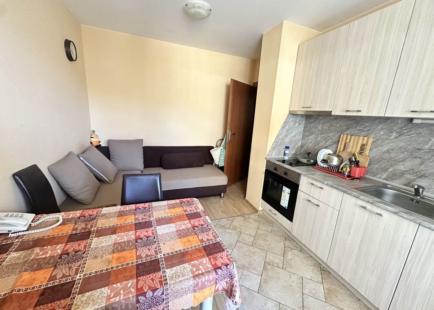 Apartament z jedną sypialnią w pierwszej linii brzegowej w Świętym Własie – przytulność i morska atmosfera