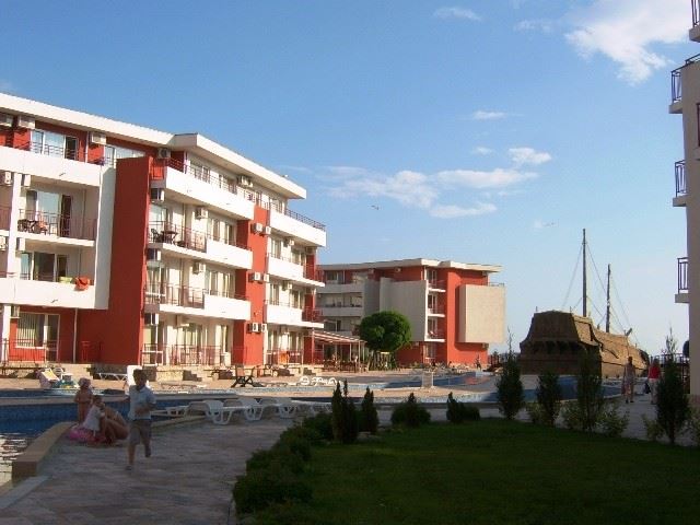 Apartament z jedną sypialnią na pierwszej linii morza w strzeżonym kompleksie w Elenite