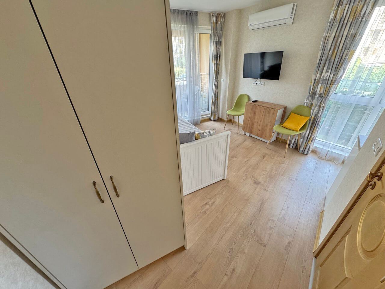 Jasne studio w luksusowym kompleksie – wspaniały komfort przy basenie