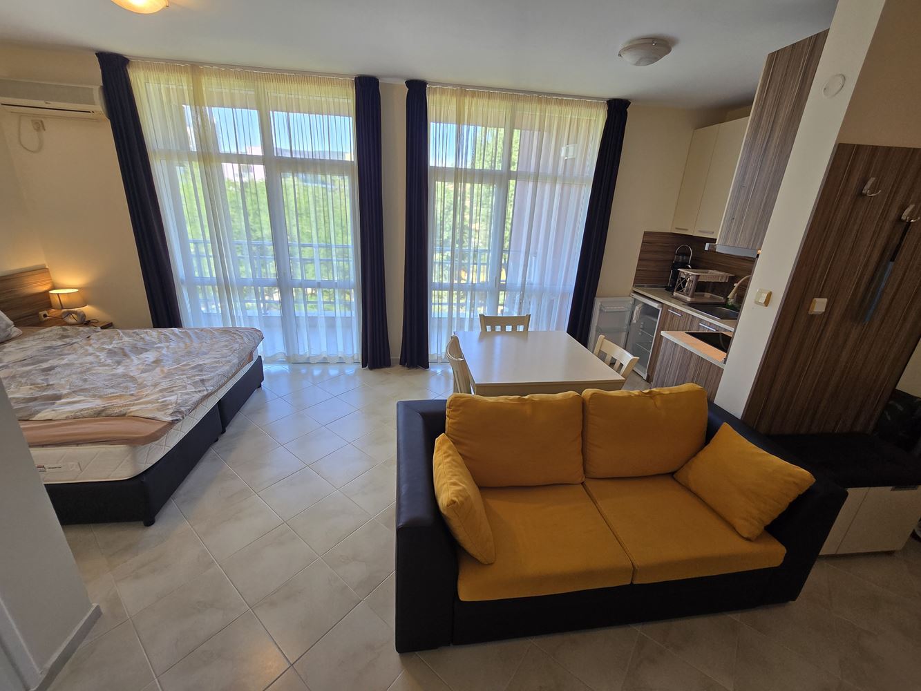 Słoneczny Brzeg – przestronne studio z doskonałym potencjałem do przebudowy na mały apartament z jedną sypialnią