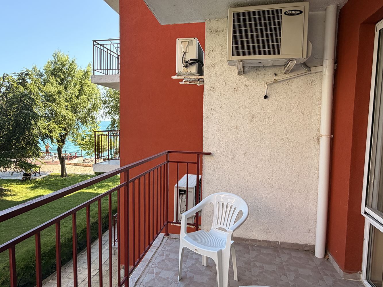Apartament w absolutnie pierwszej linii w Świętym Własie! Przestronny apartament z jedną sypialnią z pięknym widokiem na morze