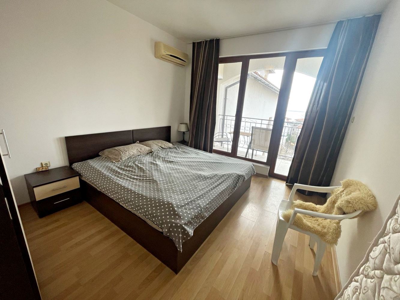 Apartament z jedną sypialnią z panoramicznym widokiem na morze w Świętym Własie – styl, komfort i doskonała inwestycja