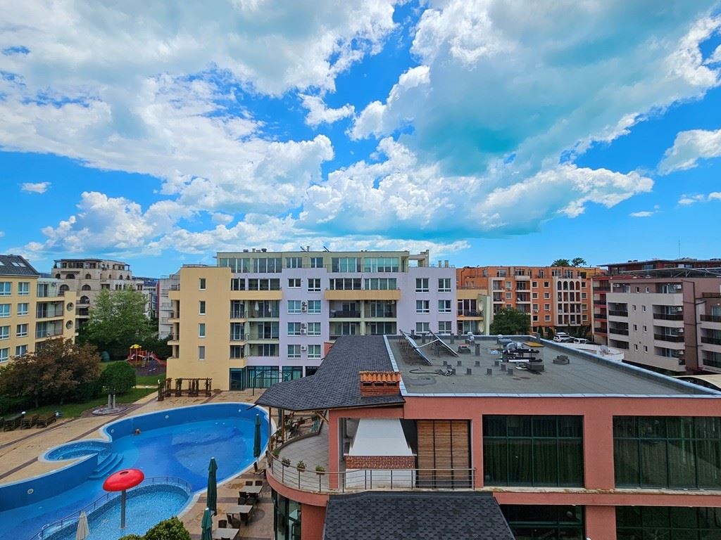 Ekskluzywne 2-pokojowe mieszkanie z panoramicznym widokiem na basen w Słonecznym Brzegu