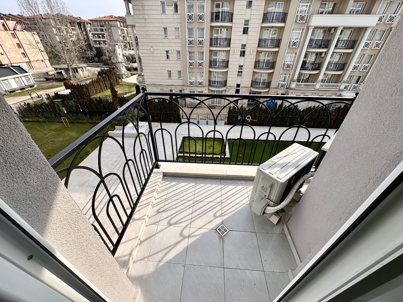 Przytulne mieszkanie z jedną sypialnią z widokiem na basen i tereny zielone w Słonecznym Brzegu – gotowe do użytku