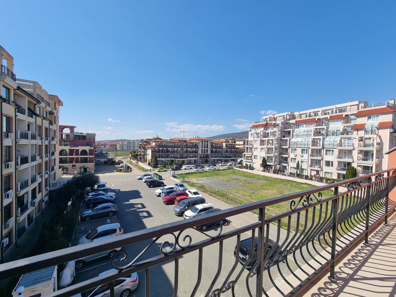 Jasne i nowoczesne mieszkanie w doskonałej lokalizacji – połączenie komfortu, natury i nadmorskiego klimatu