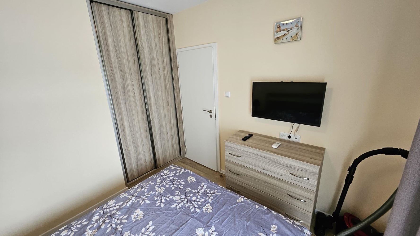 Przytulne mieszkanie z jedną sypialnią w Pomorie z niską opłatą za utrzymanie i widokiem na zielony dziedziniec