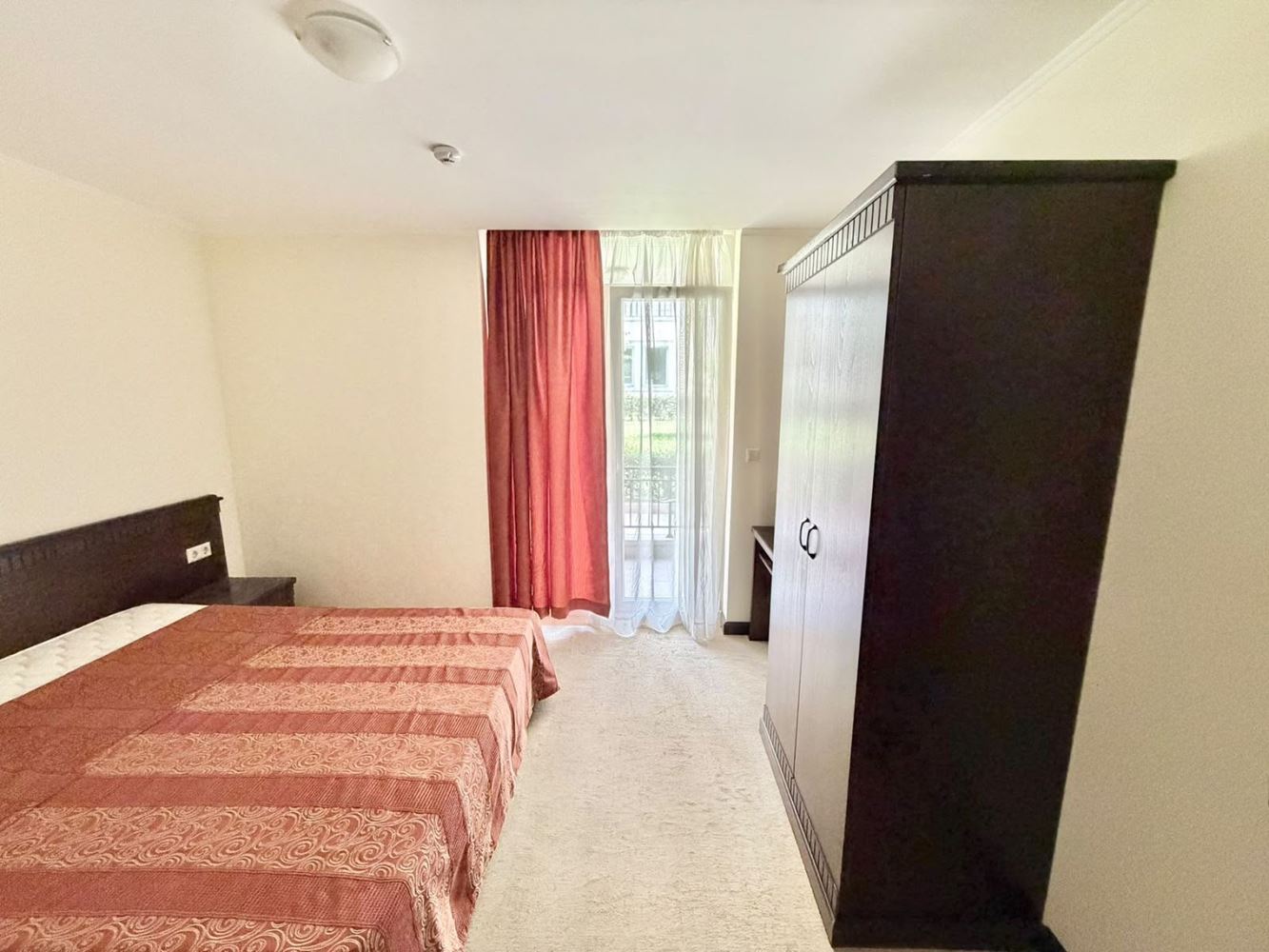 Luksusowy apartament z jedną sypialnią i widokiem na ogród przy Południowej Plaży w Pomorie