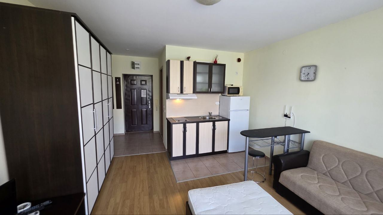 Praktyczne i przytulne studio w Słonecznym Brzegu – komfort i spokój z widokiem na basen