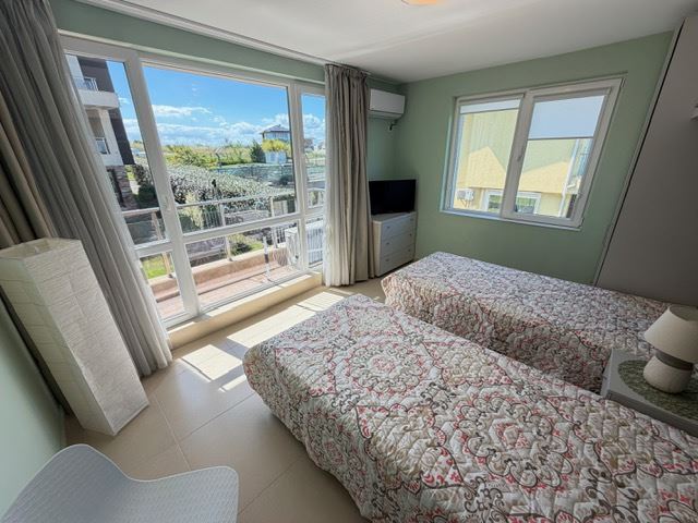 Przestronny apartament z 2 sypialniami w pierwszej linii brzegowej z frontalnym panoramicznym widokiem na morze