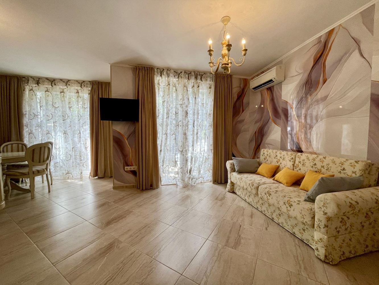 Luksusowy maisonette z ogrodem w elitarnym kompleksie – komfort i relaks blisko morza
