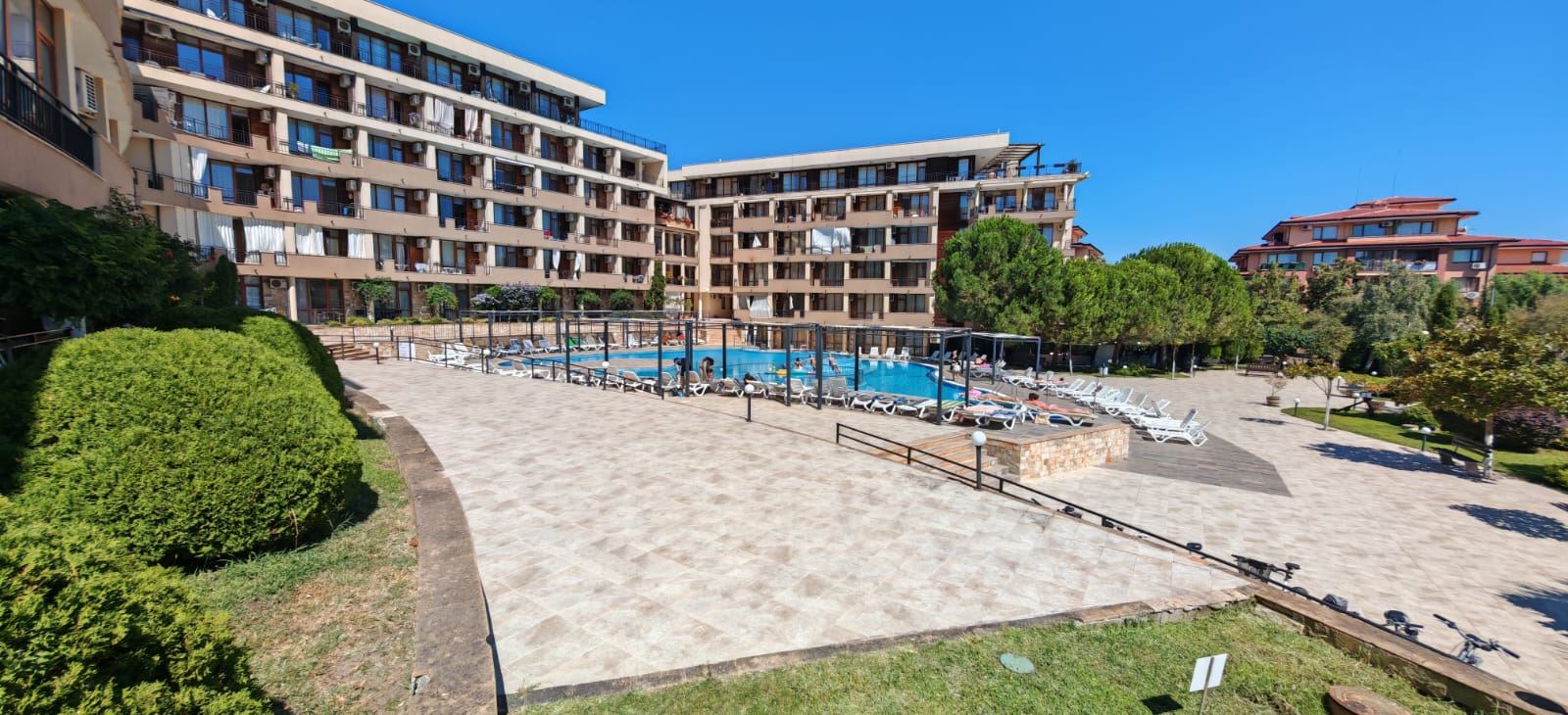 Doskonała okazja w Świętym Własie – umeblowany przestronny apartament z jedną sypialnią blisko plaży