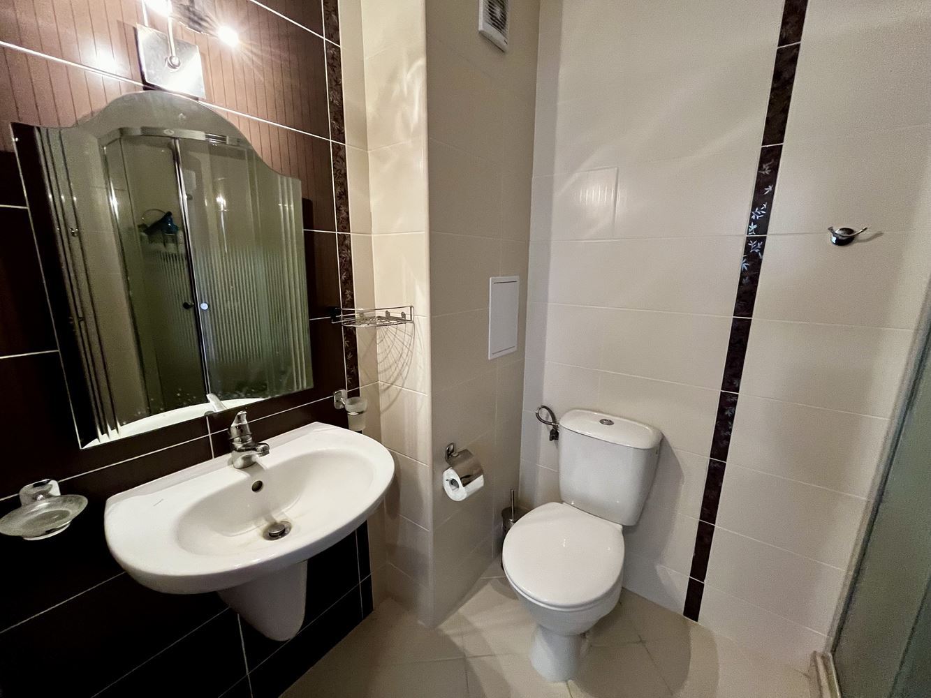 Morski komfort i spokój w pobliżu Nesebyru! Umeblowany apartament z jedną sypialnią z widokiem na basen w luksusowym zamkniętym kompleksie