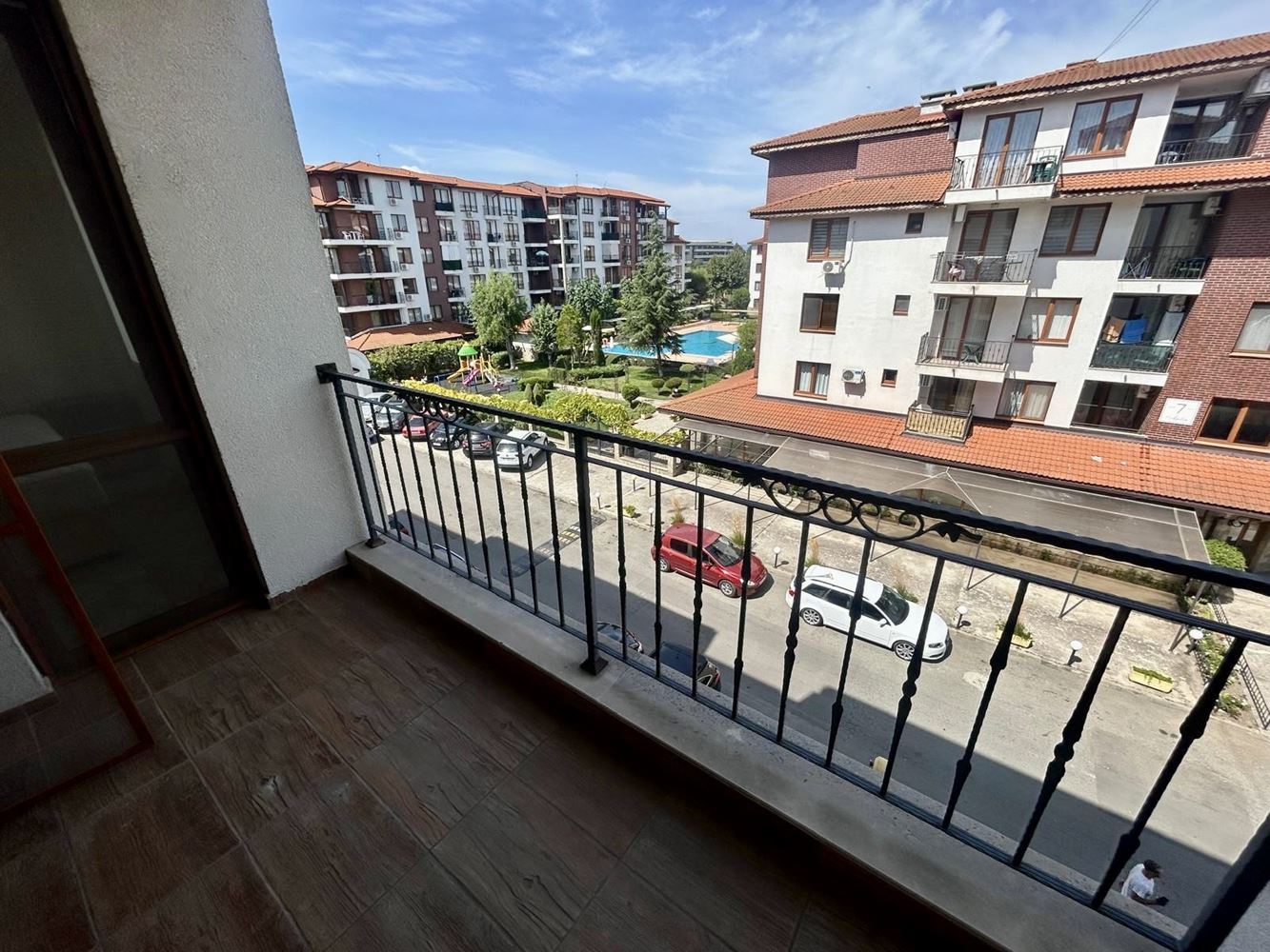 Przestronny apartament z dwiema sypialniami w Nesebyrze – dwa tarasy i możliwość wydzielenia trzeciej sypialni