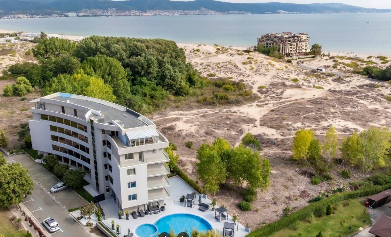 Pierwsza linia nad morzem w Słonecznym Brzegu – nowe umeblowanie i prywatny ogród