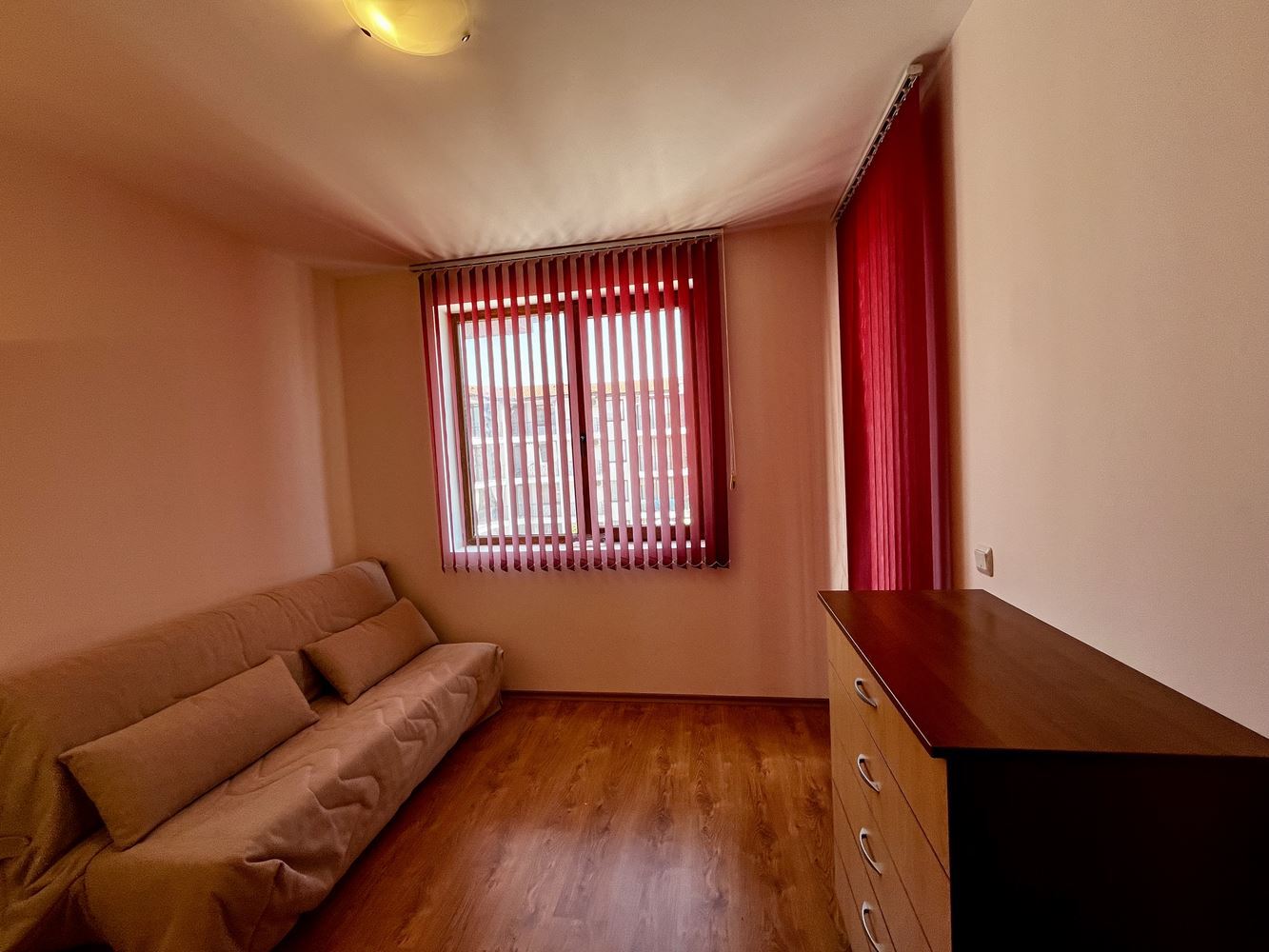 Morski komfort i spokój w pobliżu Nesebyru! Umeblowany apartament z jedną sypialnią z widokiem na basen w luksusowym zamkniętym kompleksie