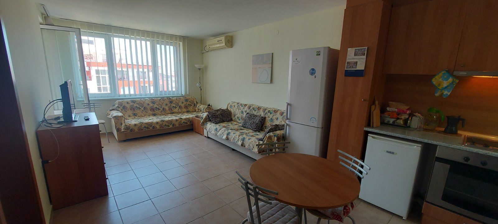 Przestronny apartament z dwiema sypialniami i widokiem na morze w pierwszej linii brzegowej – gotowy do zamieszkania