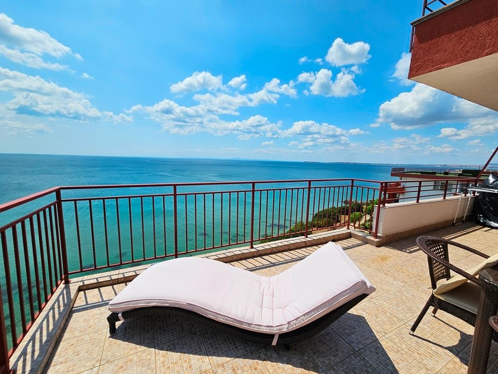 Luksusowy apartament panoramiczny na pierwszej linii morza z dwiema sypialniami i ogromnym tarasem