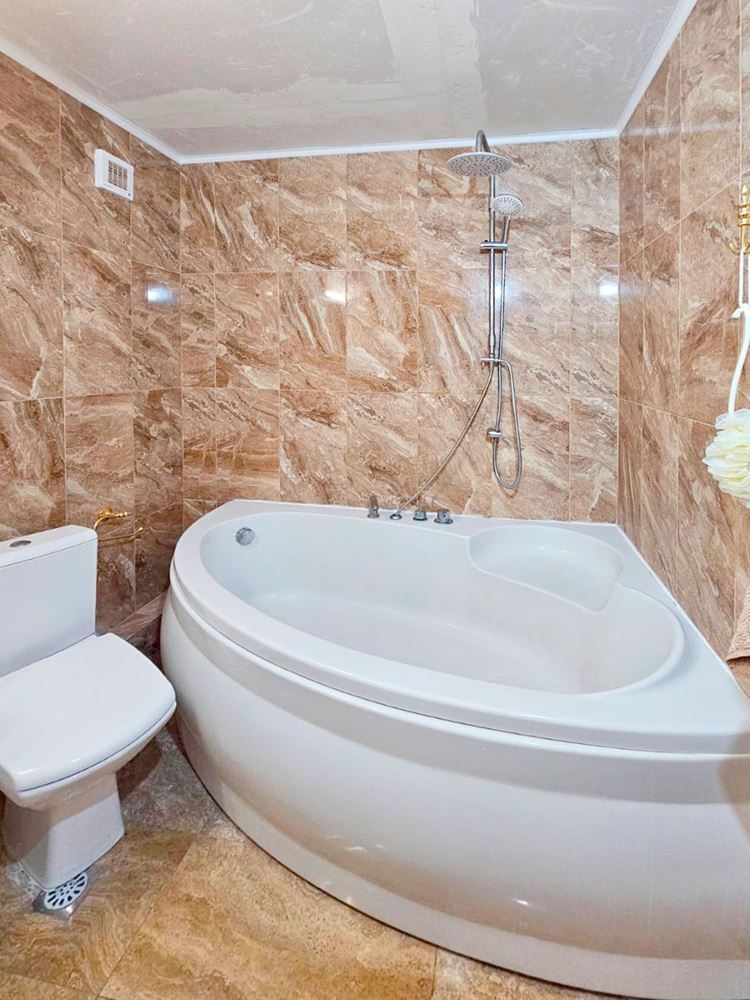 Luksusowy apartament trzypokojowy z widokiem na morze na pierwszej linii w Rawdzie – 114 m², dwa tarasy i pełen komfort