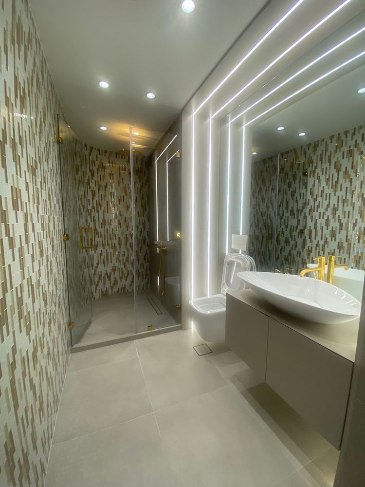 Elegancki i przestronny apartament trzypokojowy na pierwszej linii brzegowej w Nesebyrze – panoramiczny widok na morze i komfort premium