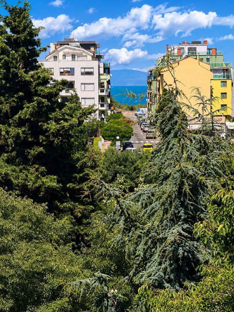Pomorie, centrum i morze na wyciągnięcie ręki – przytulny apartament z jedną sypialnią i częściowym widokiem na morze