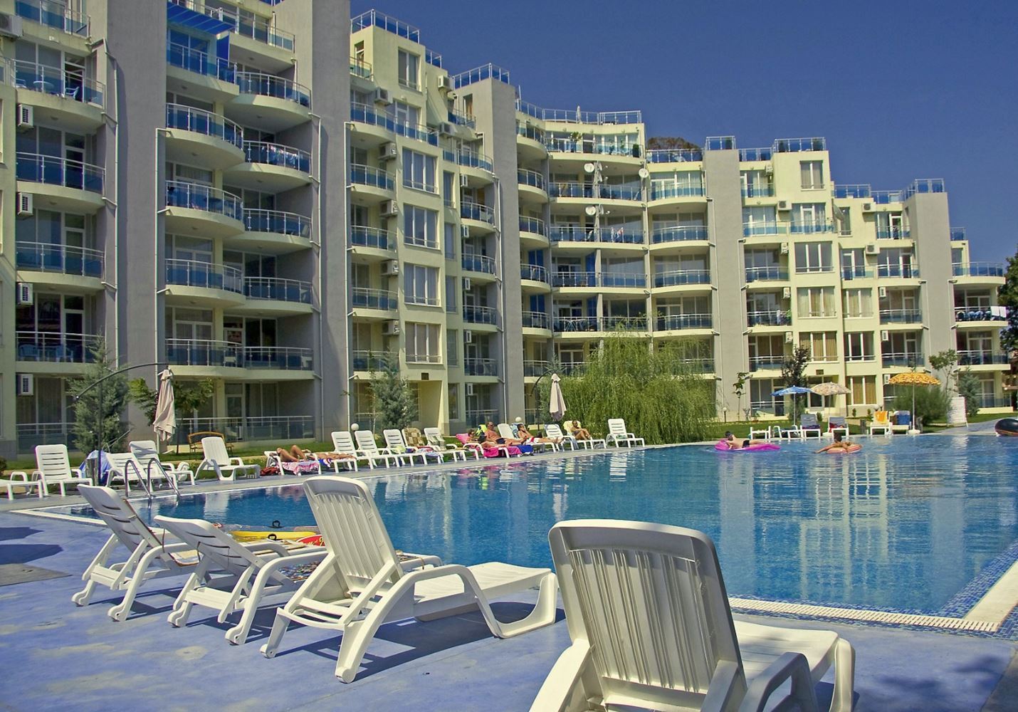 Słoneczne i przestronne studio z widokiem na morze w Rawdzie – 100 m od plaży, w zadbanym kompleksie z basenem i zielenią