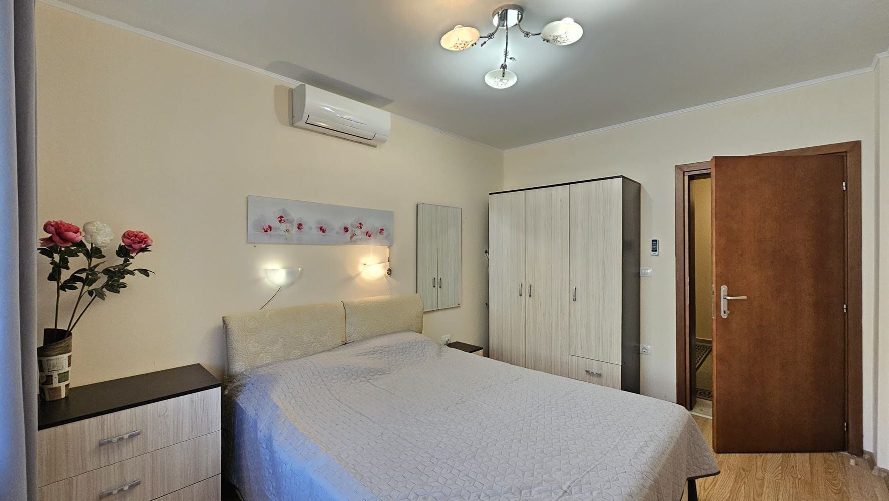 Przestronny apartament z dwiema sypialniami na pierwszej linii brzegowej z prywatną plażą w Sweti Własie