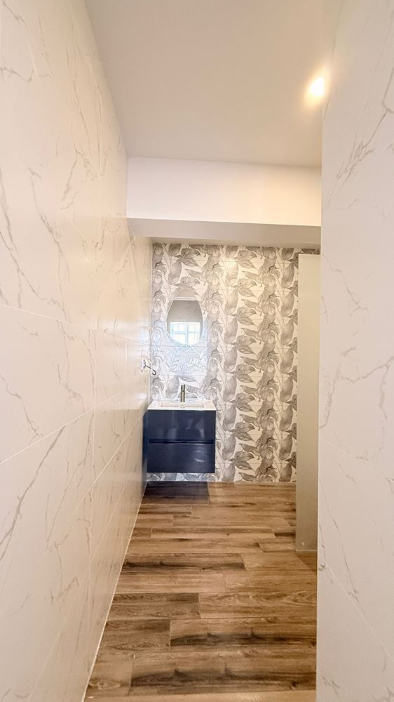 Luksusowy apartament z trzema sypialniami na pierwszej linii w Rawdzie – przestrzeń, prestiż i imponująca morska panorama