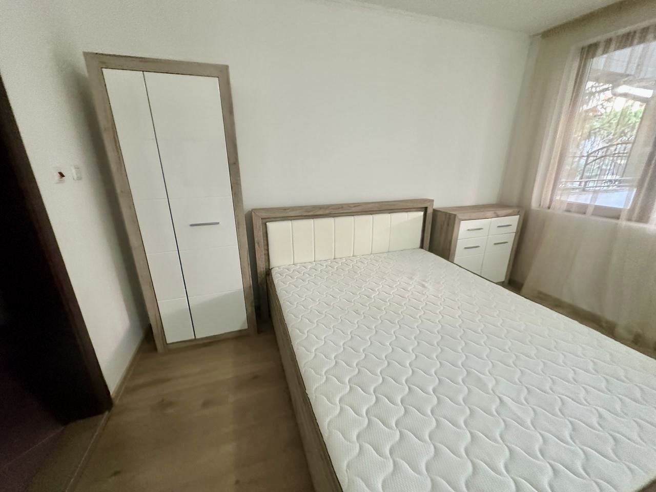 Przestronne studio na parterze z dużym tarasem i możliwością przerobienia na mieszkanie z jedną sypialnią – bezpieczeństwo i komfort w Nessebarze