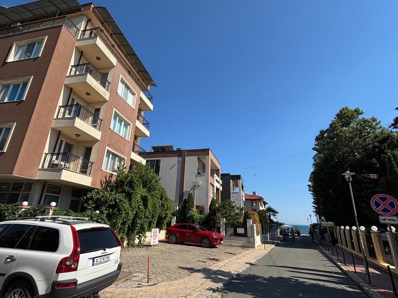 Przestronny apartament z trzema sypialniami i panoramicznym widokiem na morze, tylko 50 metrów od plaży – niska opłata za utrzymanie!