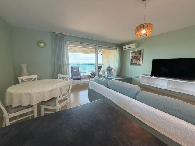 Przestronny apartament z 2 sypialniami w pierwszej linii brzegowej z frontalnym panoramicznym widokiem na morze