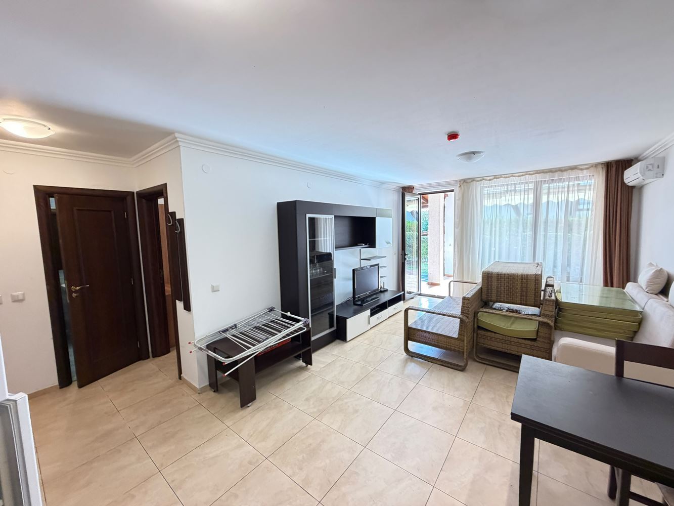 Apartament w pierwszej linii brzegowej z bezpośrednim dostępem do plaży w Sveti Vlas – prywatny ogródek przy apartamencie