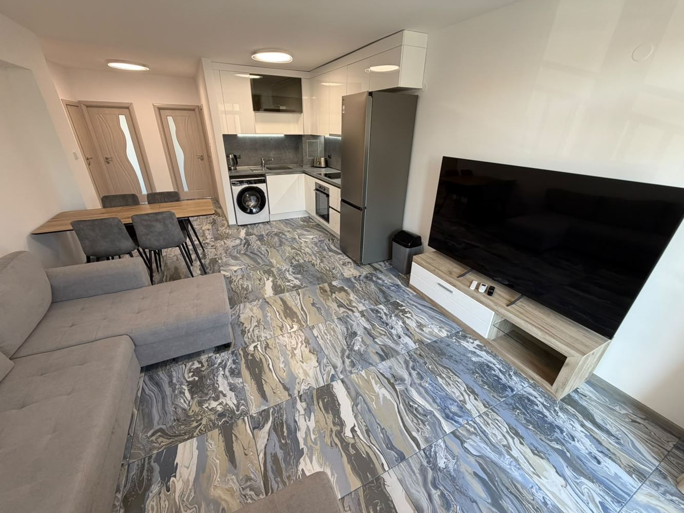 Przestronny apartament z dwiema sypialniami i widokiem na basen w Słonecznym Brzegu – doskonały wybór dla rodziny i inwestycji