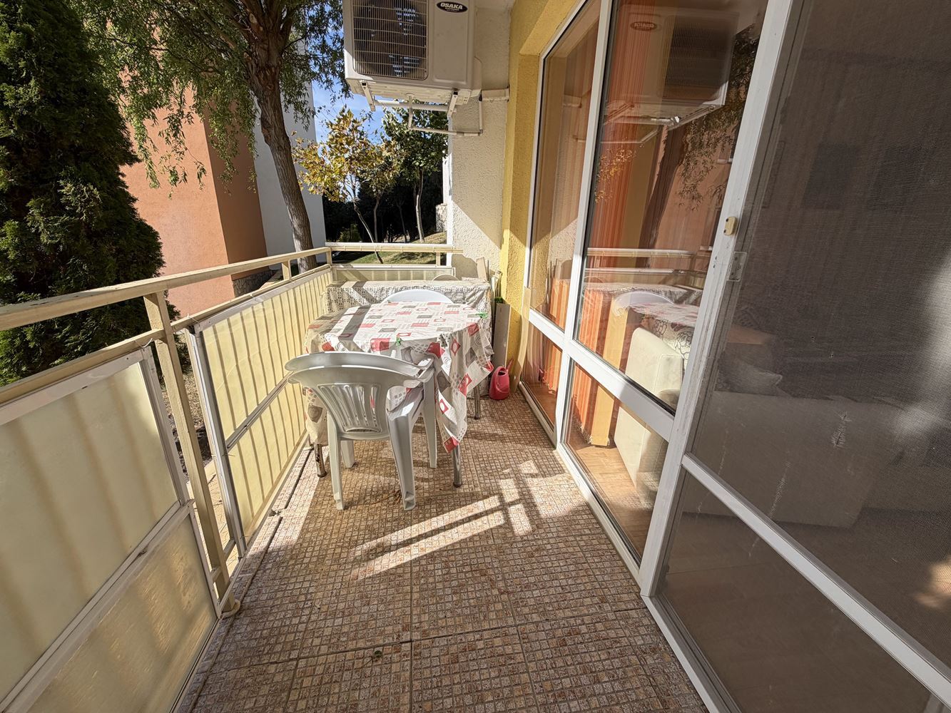 Apartament z jedną sypialnią, przestronnym tarasem i widokiem na morze w Sveti Vlas – 300 metrów od plaży
