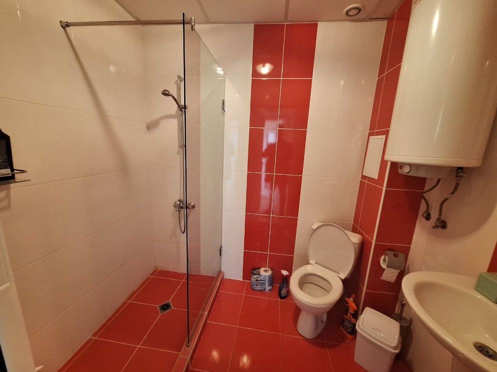 Umeblowany apartament z jedną sypialnią na pierwszej linii brzegowej z widokiem na morze w mieście Byala