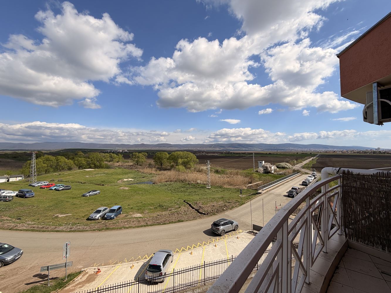 Mieszkanie z dwiema sypialniami i panoramicznym tarasem na obrzeżach Sunny Beach – komfort, spokój i styl
