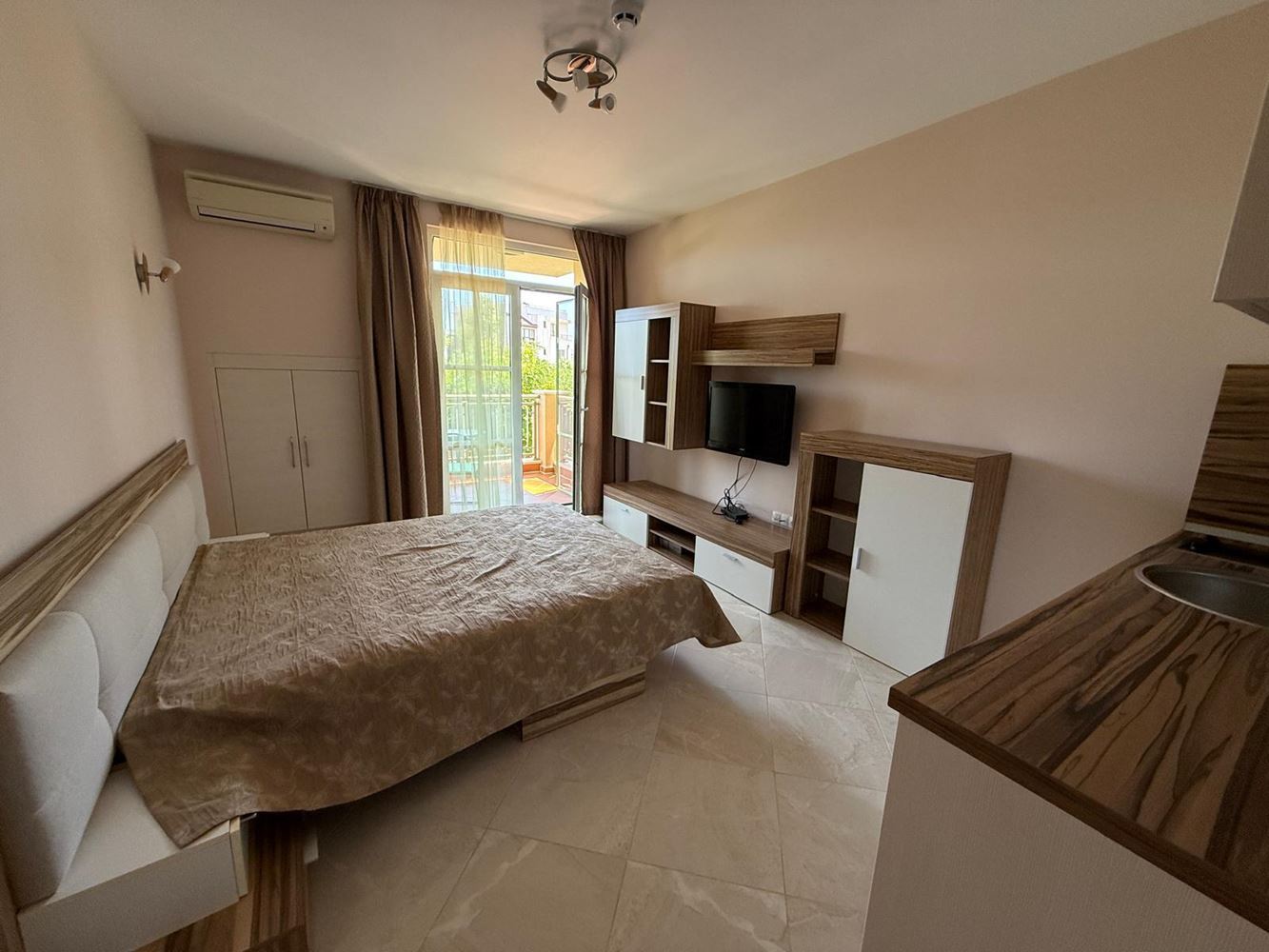 Pierwsza linia brzegowa w Czernomorcu – studio z widokiem na morze