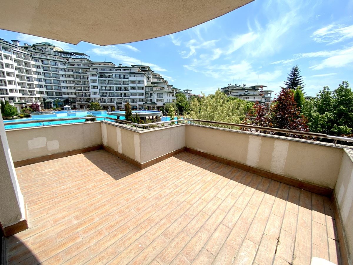 Mieszkanie dwupokojowe (z jedną sypialnią) w pierwszej linii morza w Ravda – luksus, natura i widok na basen