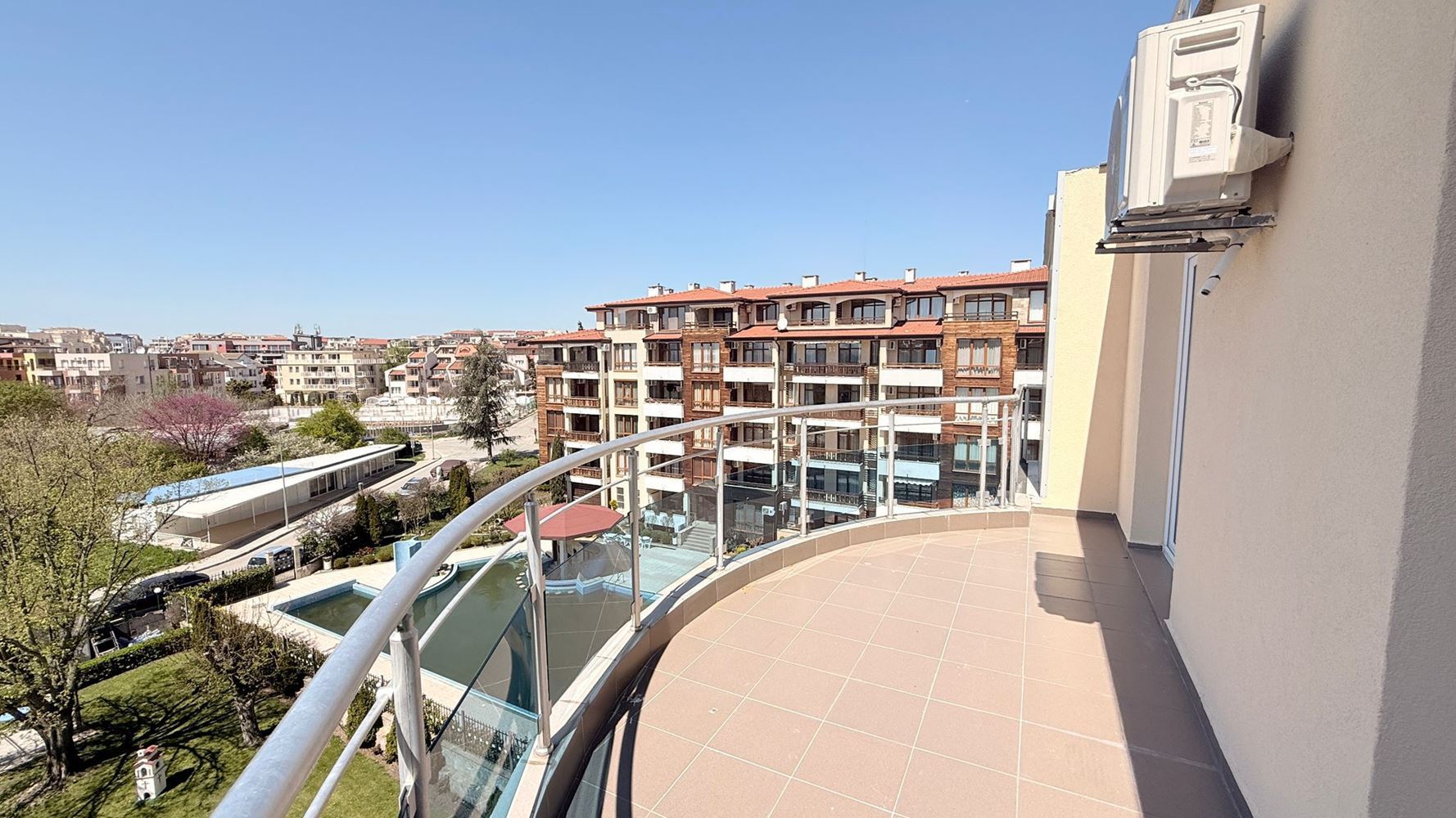 Luksusowy apartament z trzema sypialniami na pierwszej linii w Rawdzie – przestrzeń, prestiż i imponująca morska panorama