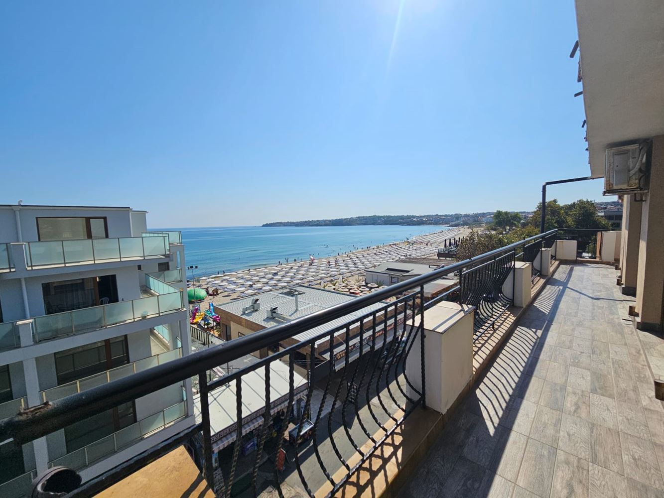 Przestronny apartament z trzema sypialniami na pierwszej linii morza w Sozopolu z wyjątkowym panoramicznym tarasem