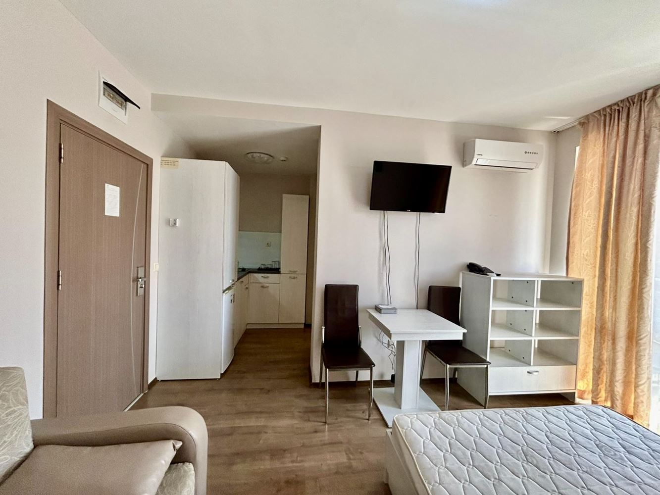 Jasne i przytulne studio z widokiem na piękną wewnętrzną część kompleksu – komfort i spokój w nowoczesnym kompleksie