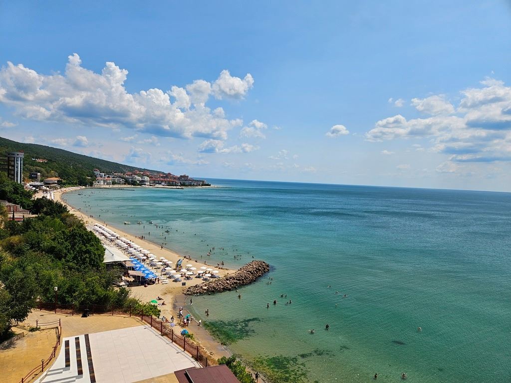 Luksusowy apartament panoramiczny na pierwszej linii morza z dwiema sypialniami i ogromnym tarasem