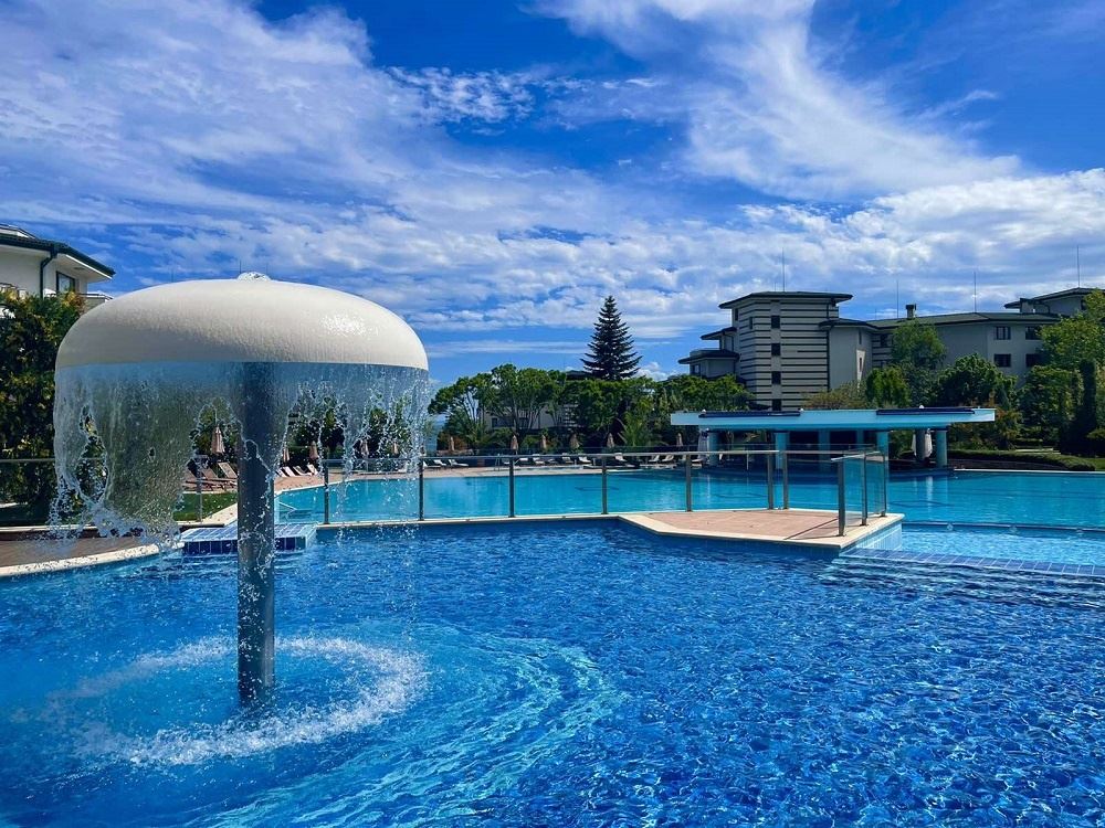 Wysoki standard i różnorodne udogodnienia – Doskonałe dwupokojowe mieszkanie w luksusowym kompleksie przy plaży w Ravda