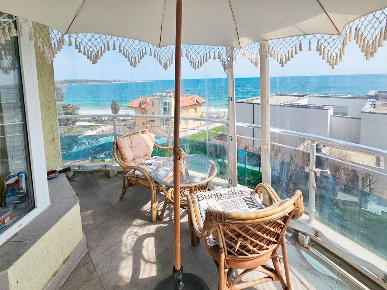 Luksusowy apartament trzypokojowy z widokiem na morze na pierwszej linii w Rawdzie – 114 m², dwa tarasy i pełen komfort