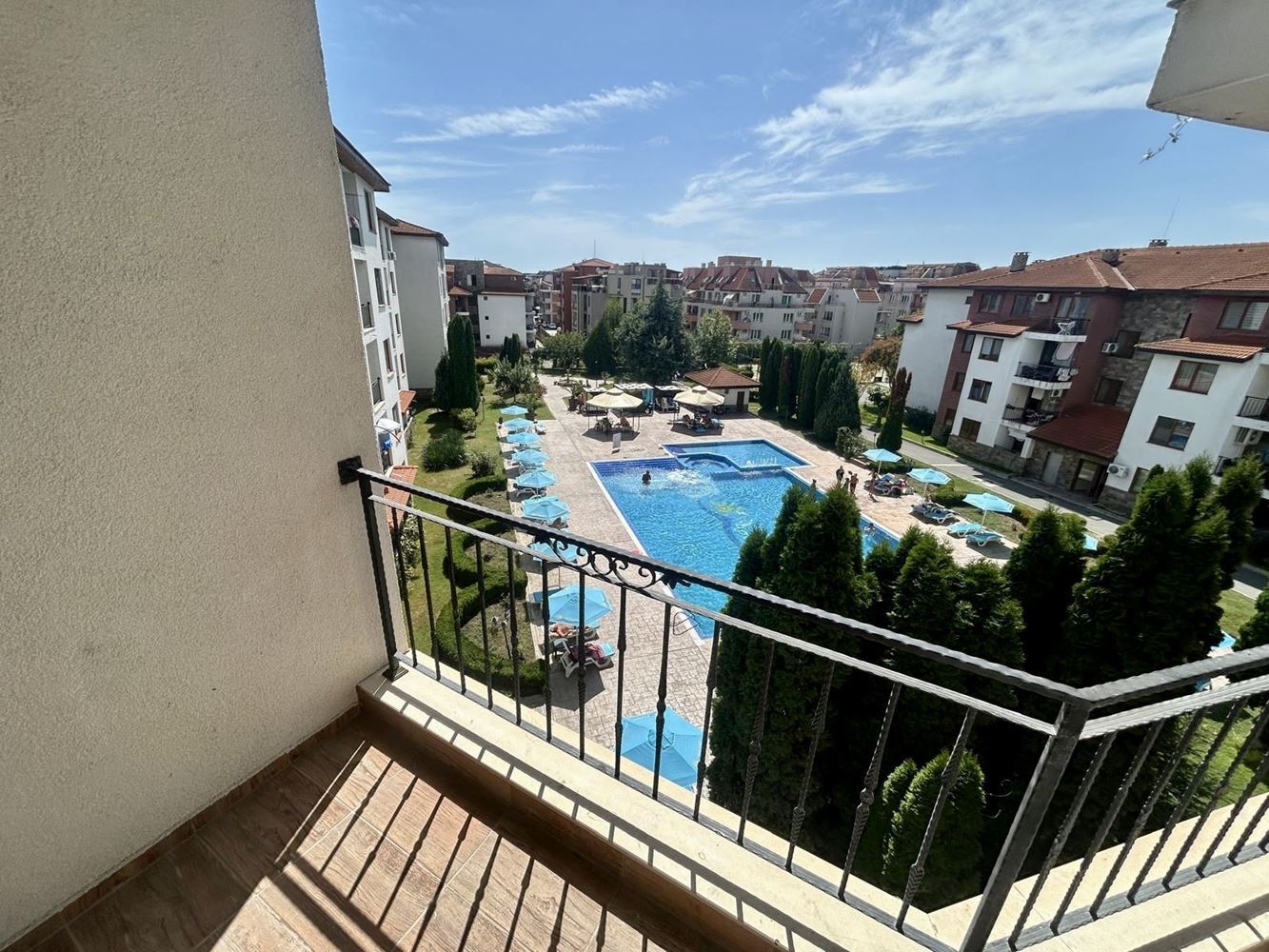 Przestronny apartament z dwiema sypialniami w Nesebyrze – dwa tarasy i możliwość wydzielenia trzeciej sypialni