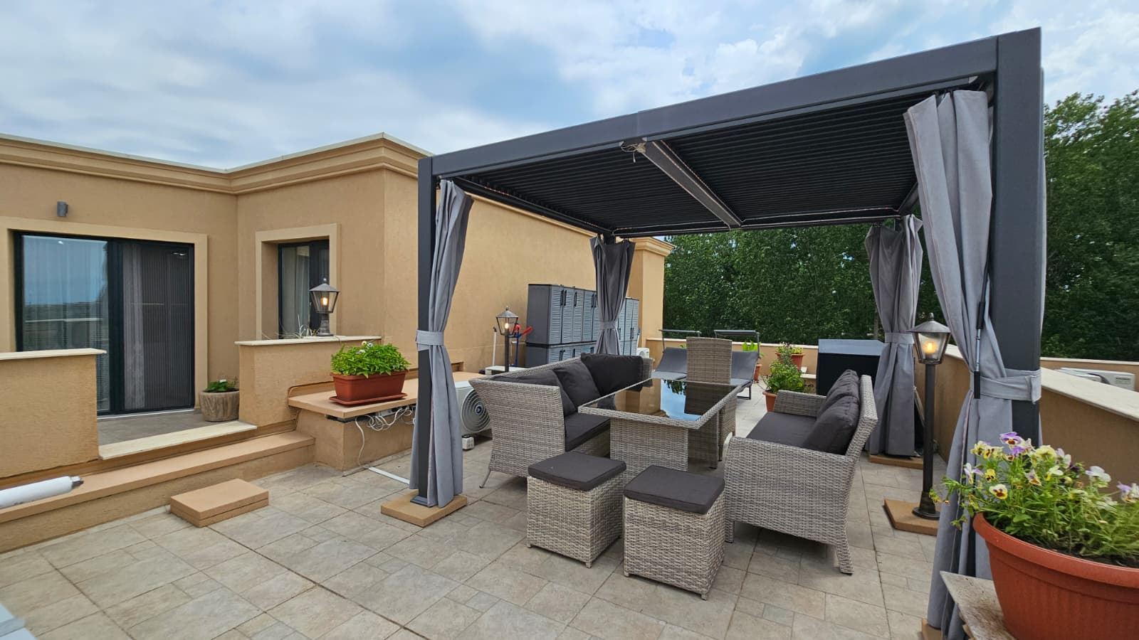 Przestronny penthouse z panoramicznym tarasem i sauną w nowoczesnym kompleksie mieszkaniowym w Słoneczny Brzeg
